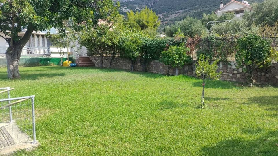 Κήπος με θέα στον λόφο μετά από φροντίδα